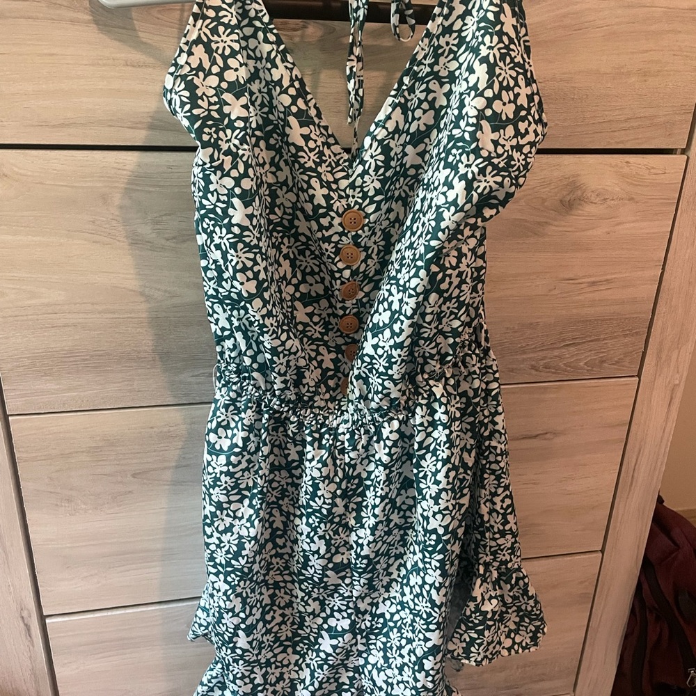 Floral romper! 💚🤍🌸